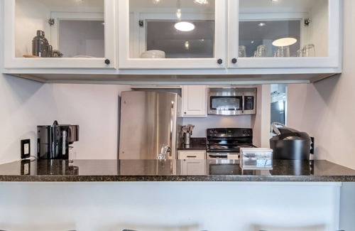 Clarksville Condo | 6th St Escape w/Refreshing Pool – Walk Everywhere!