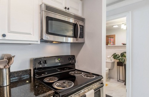 Clarksville Condo | 6th St Escape w/Refreshing Pool – Walk Everywhere!