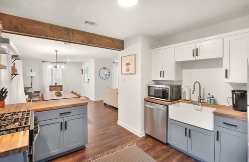 Clarksville House | 6th Street Mansion + Cottage | Walk Downtown