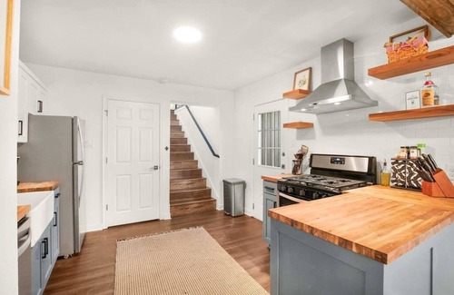 Clarksville House | 6th Street Mansion + Cottage | Walk Downtown