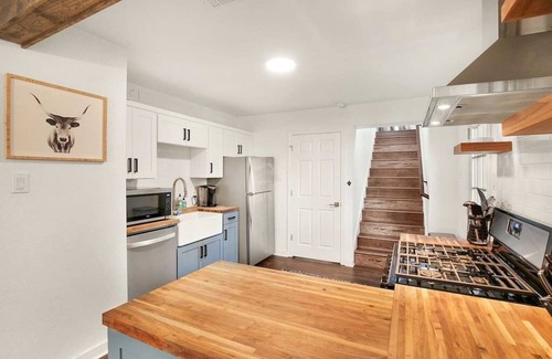 Clarksville House | 6th Street Mansion + Cottage | Walk Downtown