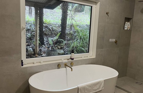 Mount Dandenong House | 7 Acre Paradise. Windmill Lodge. Fernglen Forest Retreat.