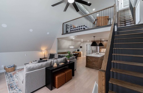 Kingston House | 7-Bdrm Lake View Firepit & More Pets ok