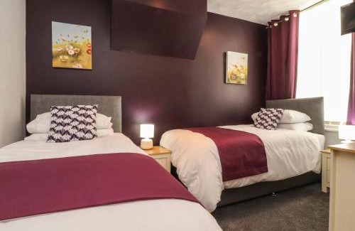 South Shore House | 7-Bed Beachside Retreat - Sleeps 14 & Pet Friendly