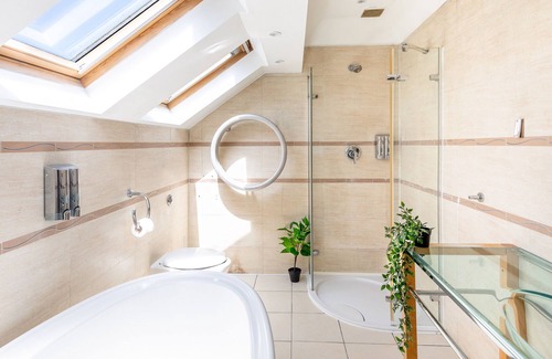 Hainault Cottage | 7 Bed Detached Cottage with Free parking and WiFi