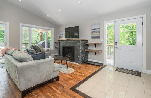 South Bruce Peninsula Ski Chalet | 7-bed W Starlink , V-ball Near Beach!