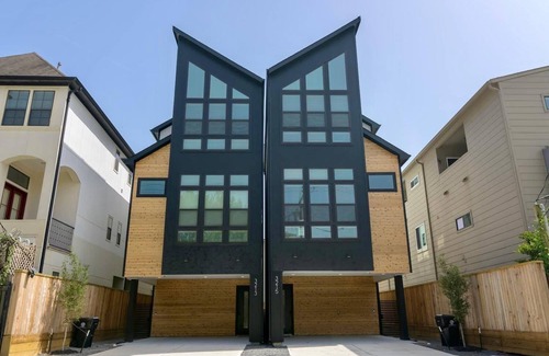 Montrose House | 7 Bedroom 7 Bathroom Deluxe Houston Home with Rooftop Downtown Skyline View!