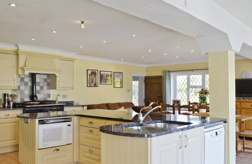 New Forest District Cottage | 7 bedroom accommodation in Hordle, near Lymington