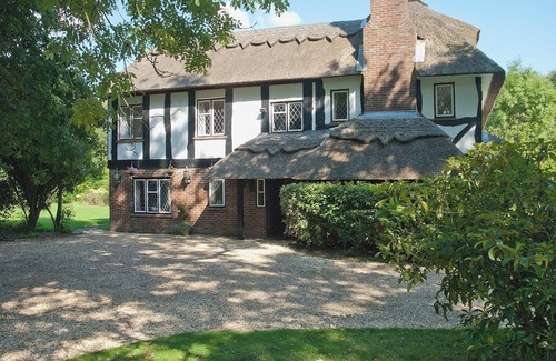 New Forest District Cottage | 7 bedroom accommodation in Hordle, near Lymington