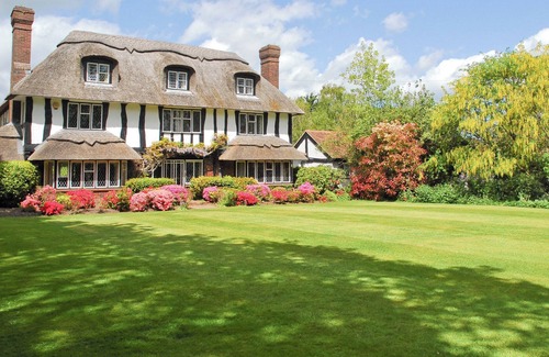 New Forest District Cottage | 7 bedroom accommodation in Hordle, near Lymington