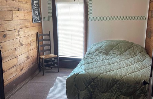 Hollis Bed & Breakfast | 7-bedroom bed & breakfast inHollis with WiFi, AC