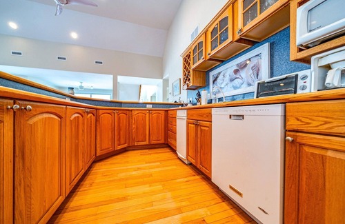 Avalon House | 7 BEDROOM under Remodel with amazing views of the bay