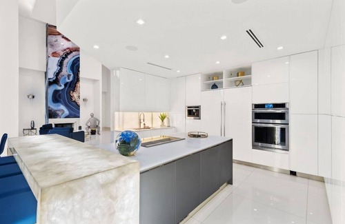 Davie Villa | 7 Bedroom Villa with Basketball Court/Lake, MORE