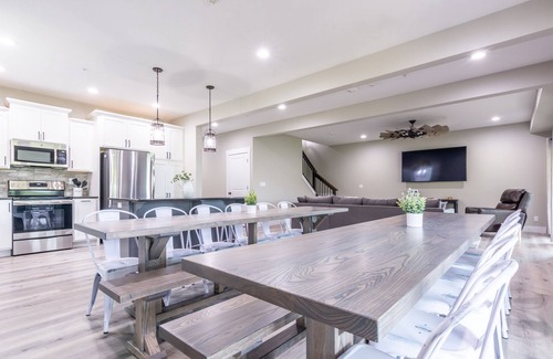 Table Rock House | 7 Bedroom w/Hot Tub- Indoor/Outdoor Community Pool