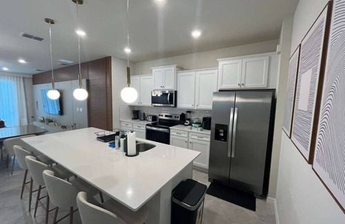 Four Corners House | 7 Bedrooms/5 Bathrooms/Windsor Cay (15879CC)