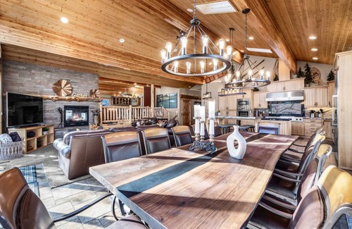 Sunriver House | 7 BR, Hot Tub, Sunriver - The Masters Lodge