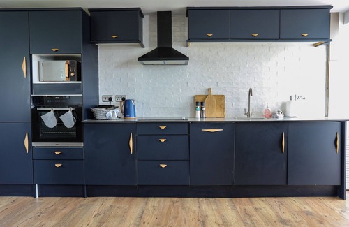 Ty Croes House | 7 BRO BRANWEN, pet friendly, with open fire in Rhosneigr