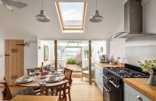 Southwold Cottage | 7 CHURCH STREET, SOUTHWOLD, pet friendly, with open fire in Southwold