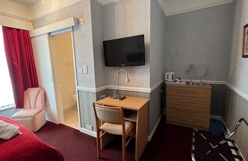Roundham Bed & Breakfast | 7- Double Room w/shower - King’s Cross - Room 7