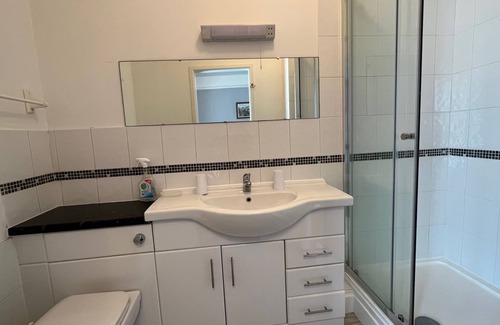 Roundham Bed & Breakfast | 7- Double Room w/shower - King’s Cross - Room 7