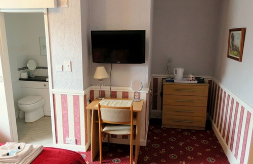 Roundham Bed & Breakfast | 7- Double Room w/shower - King’s Cross - Room 7