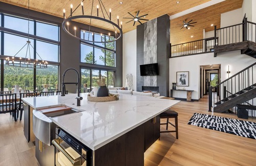 Deadwood Cabin | 7 King Suites - Luxury Mountain Retreat - Incredible Views of Terry Peak!
