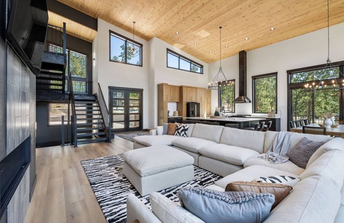 Deadwood Cabin | 7 King Suites - Luxury Mountain Retreat - Incredible Views of Terry Peak!