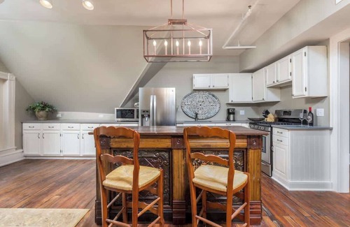 Westside North Villa | ★ 7 Lux King Beds ★ Walk to Downtown ★ Regal ★