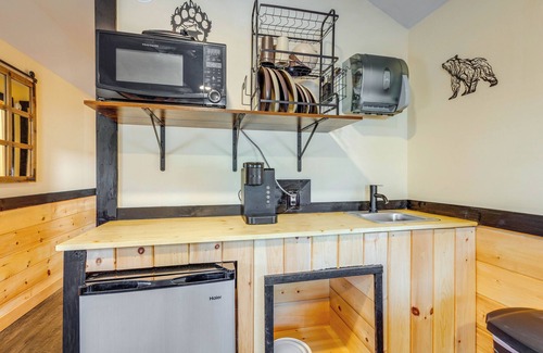 Sevierville Cabin | 7 Mi to Dollywood: Cozy Cabin w/Patio & Grill!