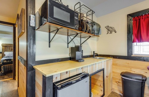 Sevierville Cabin | 7 Mi to Dollywood: Cozy Cabin w/Patio & Grill!