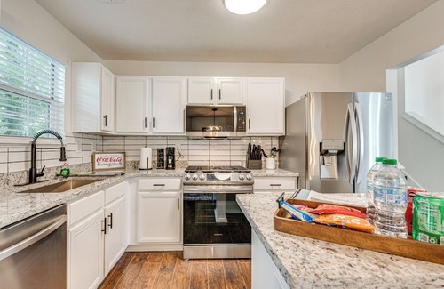 Atlanta House | 7 Mi to Dtwn ATL: Upscale Family Home w/Balcony