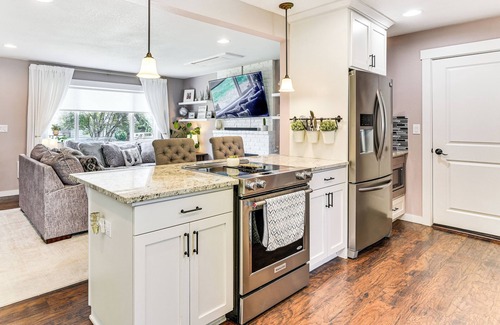 Ellsworth House | 7 Mi to Vancouver Waterfront: Sleek Home w/Yard!