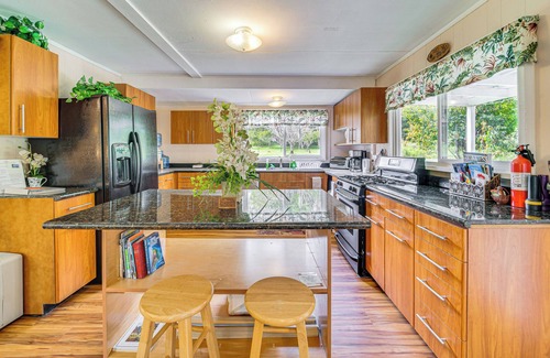 Volcano Cottage | 7 Mi to Volcanoes NP: Serene Cottage w/Deck!