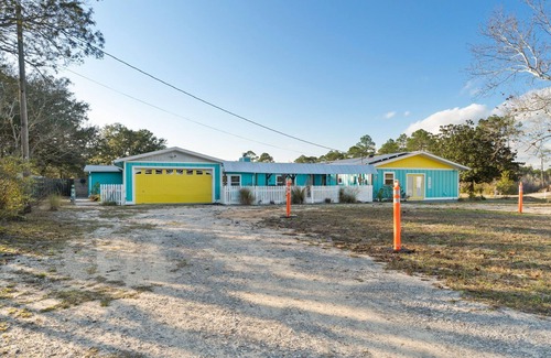 Navarre Cottage | 7 min drive to Beautiful Navarre Beach