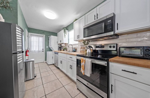 Eastside Promise Neighborhood House | 7 min: Riverwalk, Pearl,Frost & BAMC-Perfect for small family getaway!