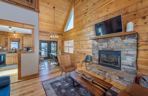Wolf Laurel Cabin | 7 min to Hatley Pointe~Views~Hot Tub~2 Decks