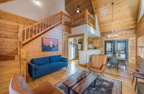Wolf Laurel Cabin | 7 min to Hatley Pointe~Views~Hot Tub~2 Decks