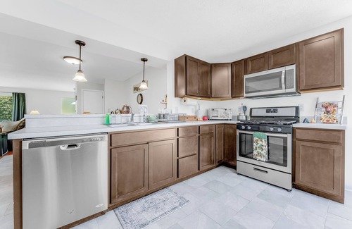 Star City House | *7 Min to WVU*Private Deck*Game Room*Full Kitchen*W/D