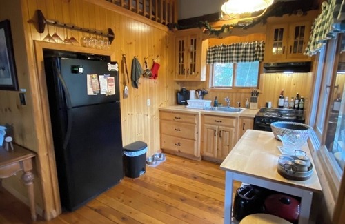 Bartlett Ski Chalet | 7 mins to Storyland! Dog Friendly Chalet! Private Home! Hiking! Santa’s Village!