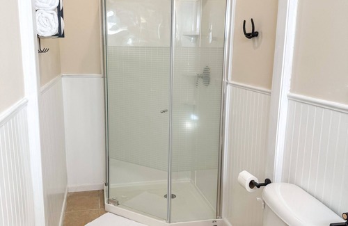 Kansas City Other | 7 minutes to shopping and entertainment. Quiet farmhouse close to city w/pool.