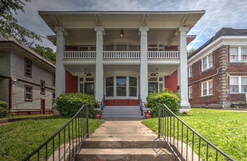 Central Midtown Apartment | #7 · Miraculously Modern in a Vintage Shell - Midtown