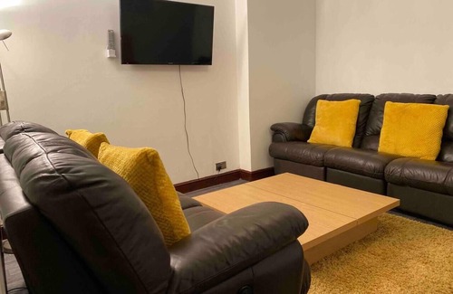 Cwmbrwla Apartment | 7 Person Home Flat w/Parking - Near Swansea Centre