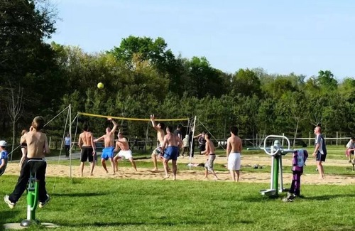 Dienne Cabin | 7-person yurt