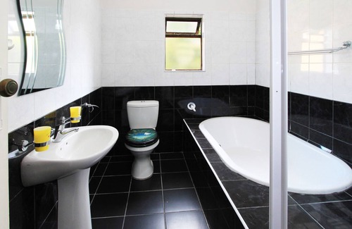 Rondebosch House | 7 Rooms, 8 bathrooms and parking for 9 cars