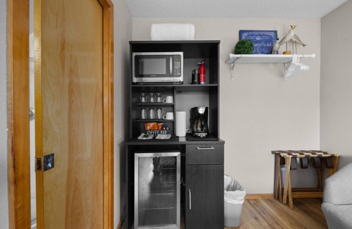 Downtown Cannon Beach Cottage | 7 Sandpiper Pier: Walk to Beach | Coastal Charm | Dog-Friendly