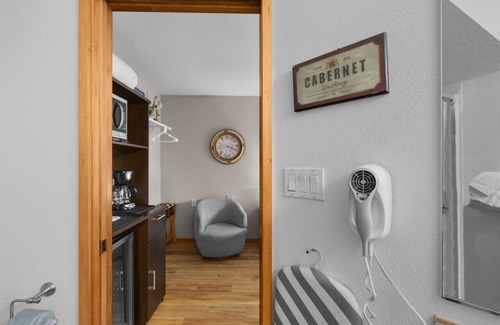 Downtown Cannon Beach Cottage | 7 Sandpiper Pier: Walk to Beach | Coastal Charm | Dog-Friendly