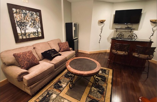 Champion House | 7 Springs - Private Southwind Townhome - Prime Location