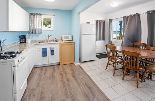 Oscoda Resort | #7 Thomas' Parkside Cottages, 2BR Beachfront on Lake Huron, downtown location