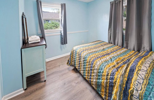 Oscoda Resort | #7 Thomas' Parkside Cottages, 2BR Beachfront on Lake Huron, downtown location