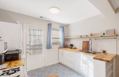 Midtown Apartment | 70's Boho 1 BR Near Zoo/Liberty Bowl/BBQ Fest!